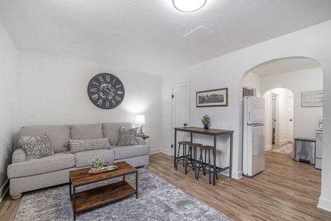 Building Photo - Fully Furnished 1 Bedroom 1 Bathroom WITH laundry!