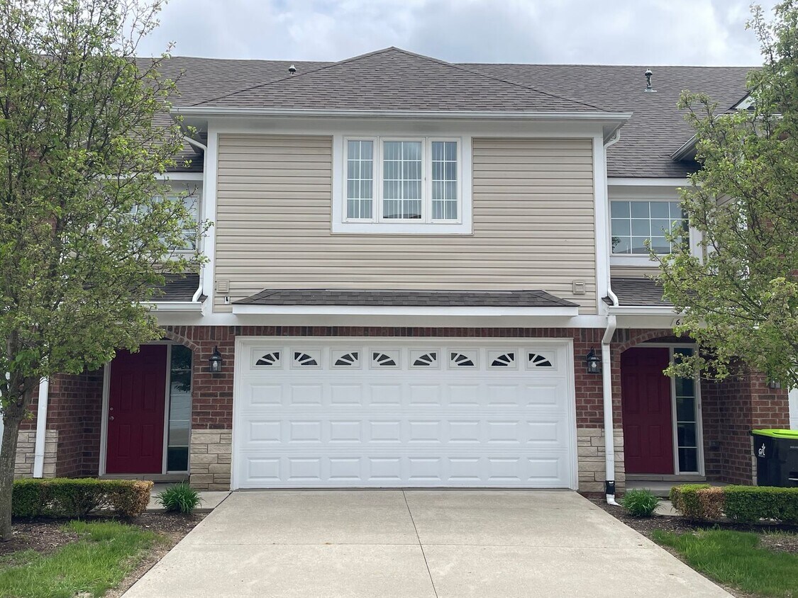 Foto principal - 3 BR, 2 1/2 BA, 2-Car, 1885 SF Townhouse, ...
