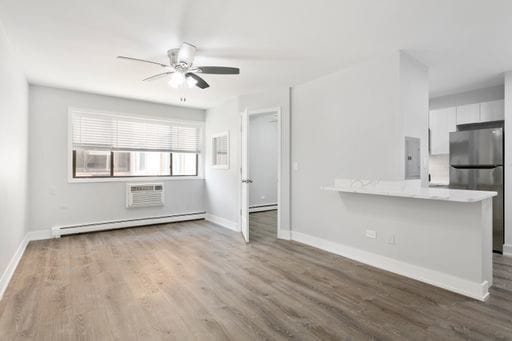 Building Photo - 6201 N Kenmore Ave