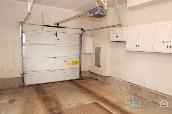 Foto del edificio - 3 Level Townhome near OHSU and PSU-Attached Garage with 2 Parking Spaces!