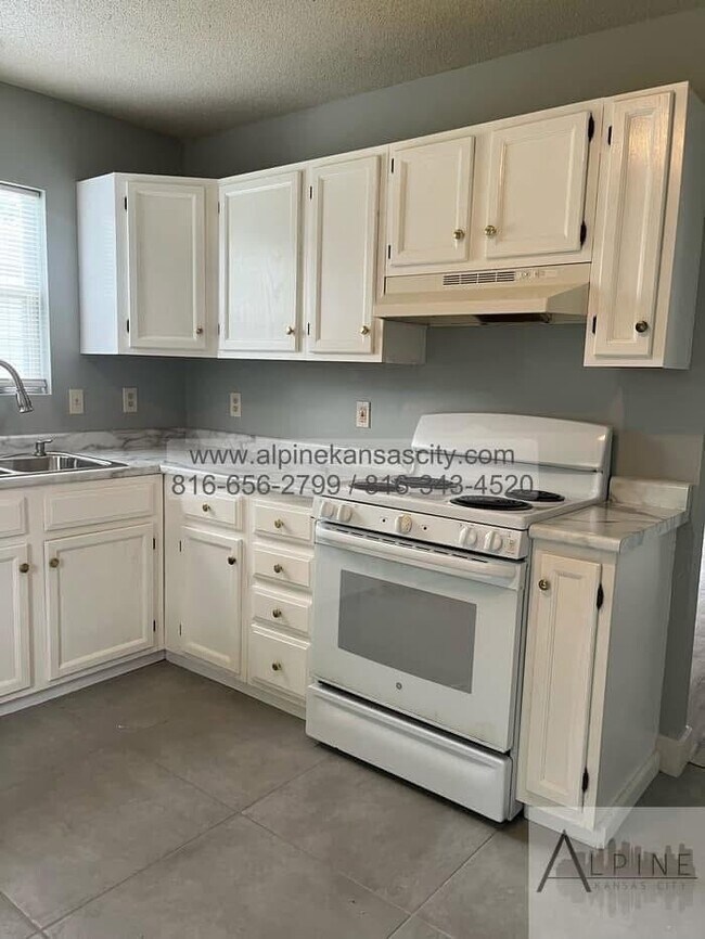 Foto del edificio - Spacious Duplex off Truman Rd