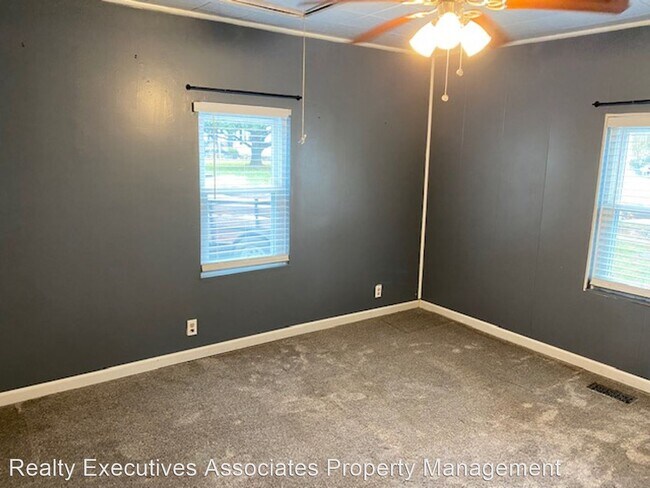 Building Photo - 2 br, 1 bath House - 224 Russell Road