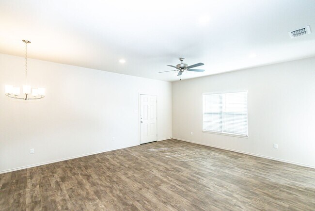 Building Photo - Beautiful 3 Bedroom 2 Bath With Open Conce...
