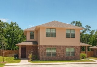 Building Photo - Sublease Available!! Fantastic 3 Bed, 3 Bath Duplex in Aggies Acres!