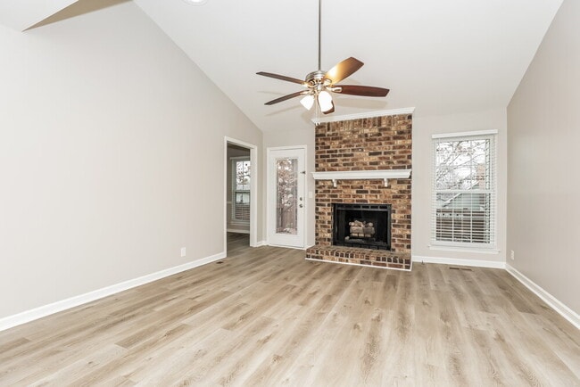 Foto del edificio - 208 Legend Ct