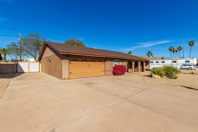 Building Photo - Renovated 3 Bedroom 2 Bathroom with an Off...