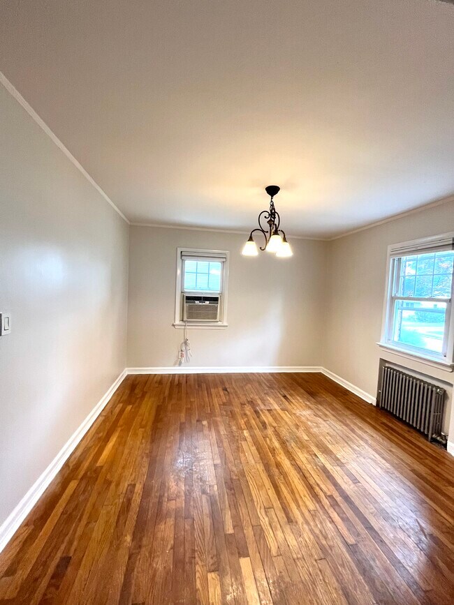 Photo - 37-05-05 Van Duren Ave House