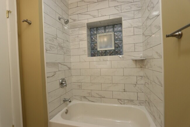 Building Photo - 4459 W Wrightwood Ave