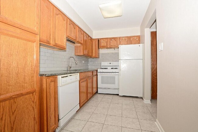 Building Photo - 5724 W 111th St
