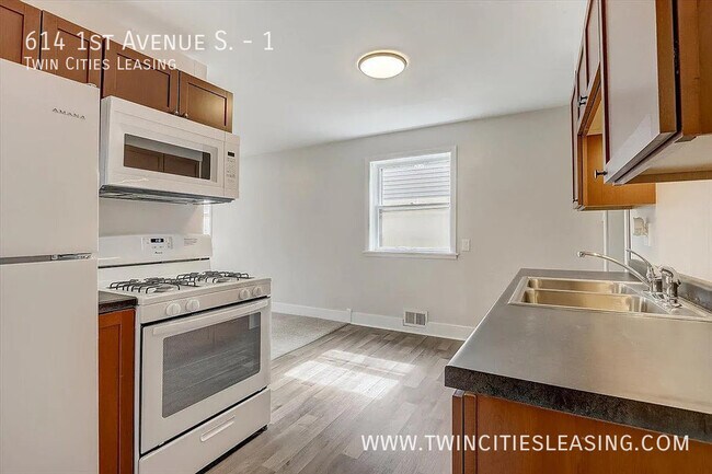 Building Photo - UPDATED and CLEAN Duplex - 2 Bedroom 1 Bat...