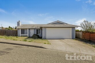 Building Photo - 706 La Canyada Dr