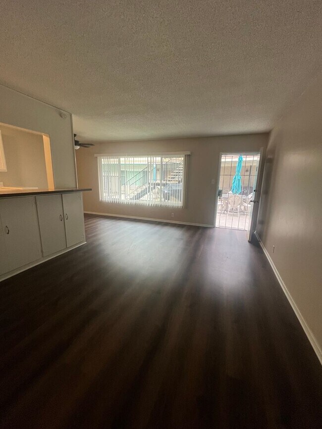 Building Photo - Ocean Blvd. 1 bedroom Condo