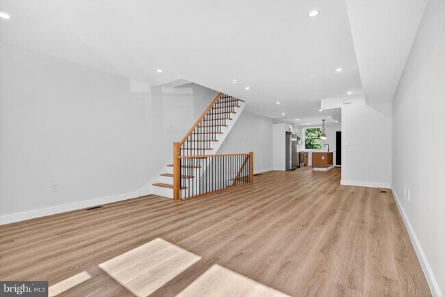 Foto del edificio - 5925 Woodcrest Ave