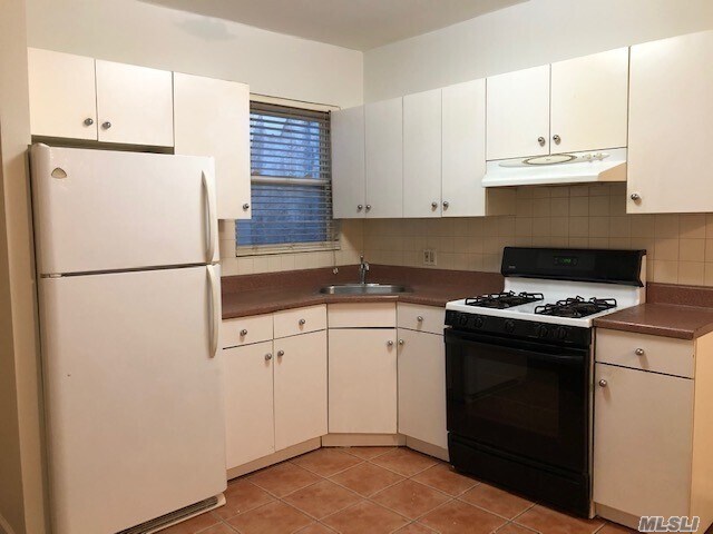 Foto del edificio - 44-25 Douglaston Pkwy