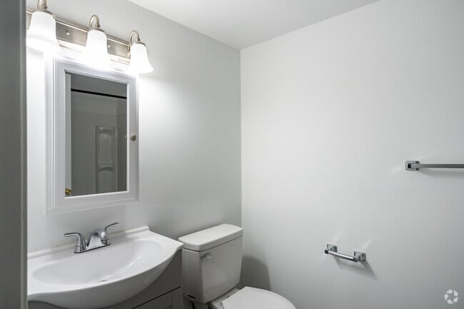 1BR, 1BA - 750SF - Renovated - Bathroom - 207 Water St