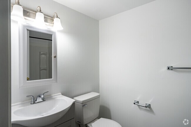 1 habitación, 1 baño - 750 pies cuadrados - Renovado - Baño - Village Manor of Brooklyn