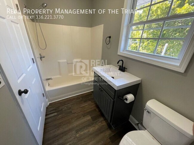 Building Photo - HALF OFF First Month's Rent! Amazing fully...
