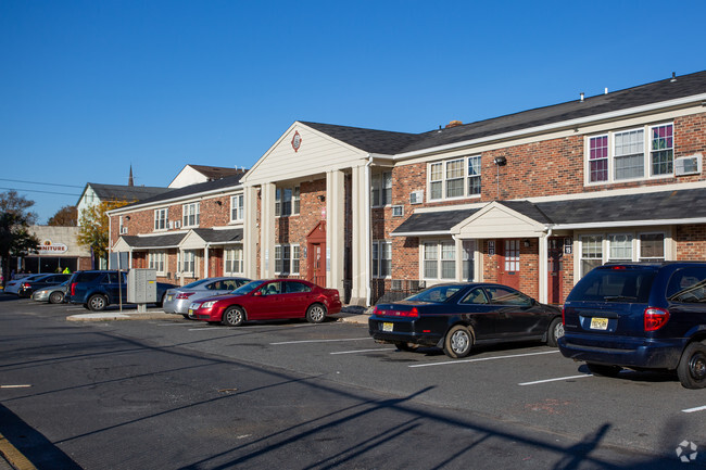 Building Photo - Town House Apartments