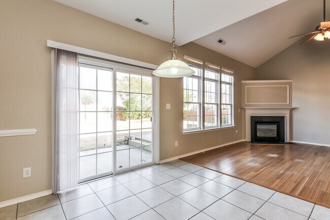 Foto del edificio - 3009 Satinwood Dr