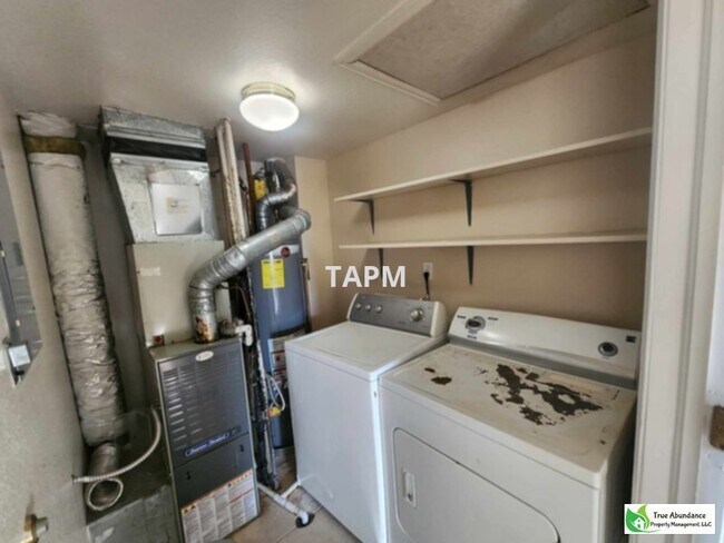 Foto del edificio - A Lovely Apartment packed with potential