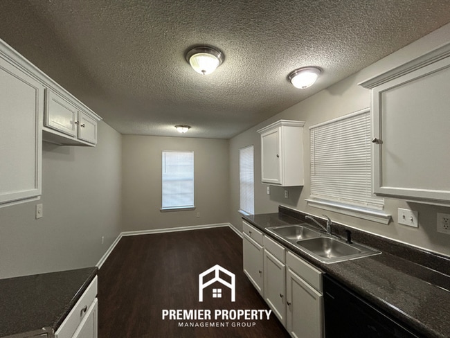 Building Photo - Cozy 3BR Home with Fireplace, Hardwood Floors & Fenced Yard in Memphis