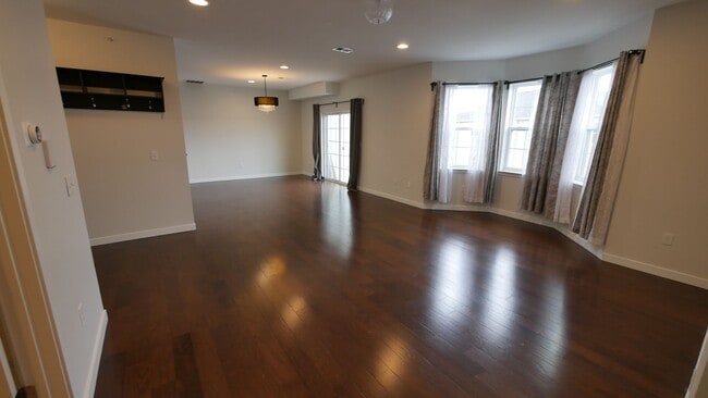 Building Photo - 4th Floor Condo - Large 2 BR / 2 BA, plus ...