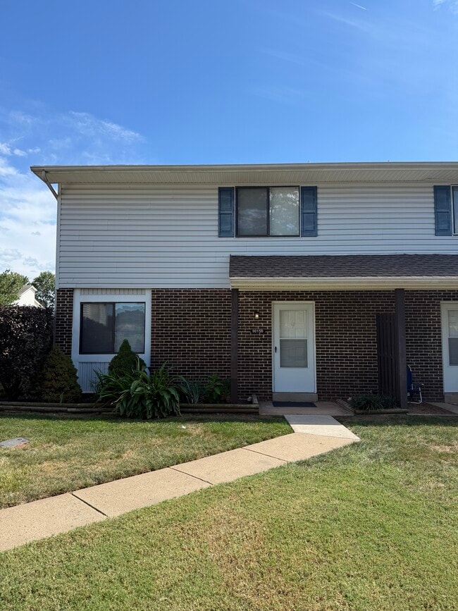 Building Photo - 9015 Sandalwood Dr