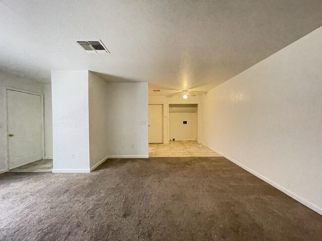 Building Photo - $1,200 Rent BHCRENT.COM 2 bed 2 bath with ...