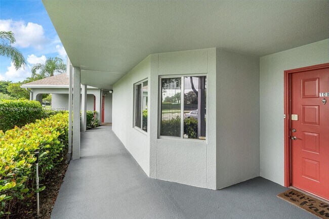 Building Photo - 800 SW 137th Ave