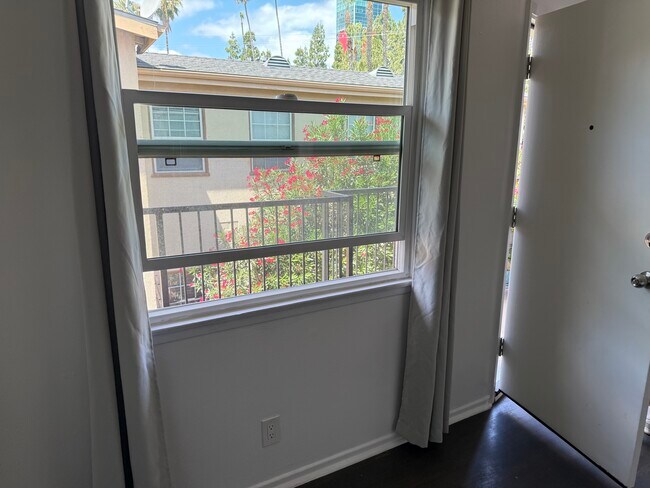Vista desde la sala de estar (ventanas de doble acristalamiento) - 6128 De Longpre Ave