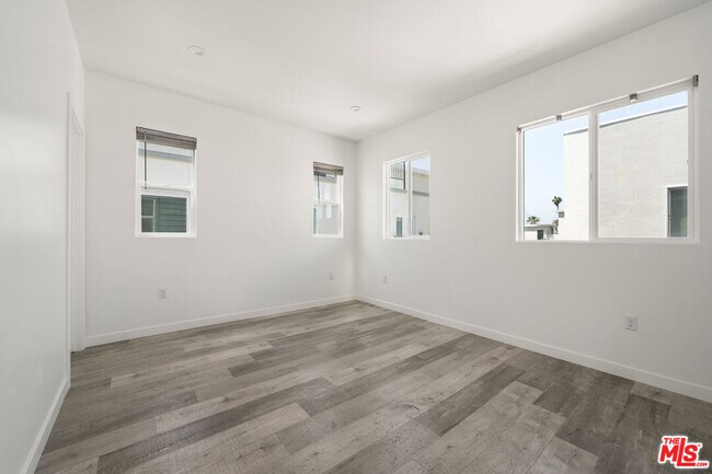 Building Photo - 158 Mariposa Ave