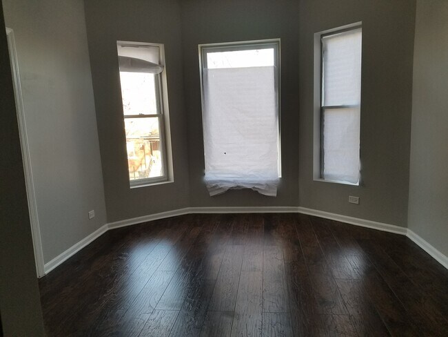 Living Room - 6620 S Saint Lawrence Ave