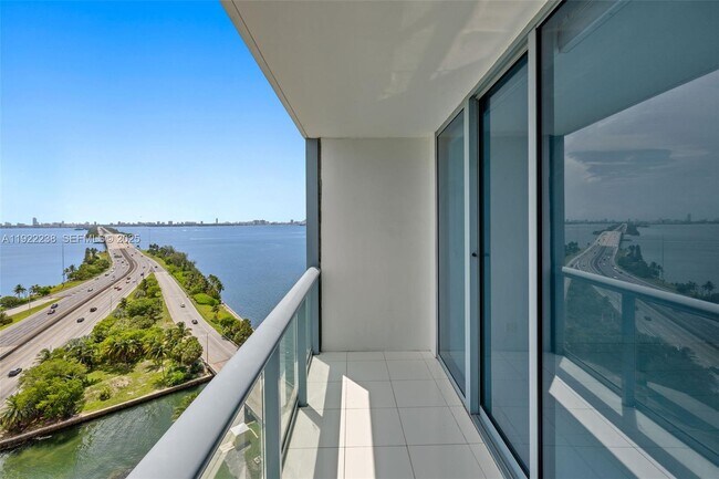 Foto del edificio - 601 NE 36th St