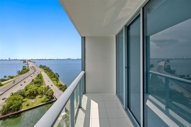 Building Photo - 601 NE 36th St