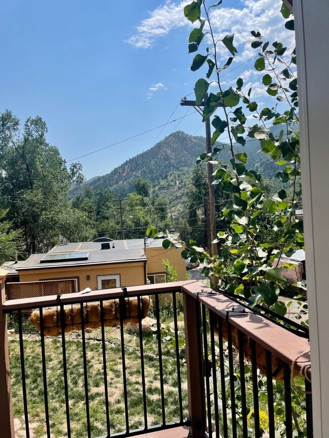 Building Photo - Adorable Garage Studio in beautiful Manitou Springs.