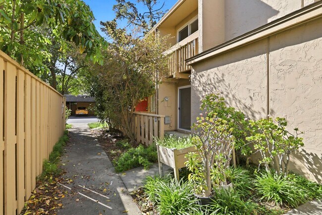 Foto del edificio - Sunset Park Townhouse Available for Rent!