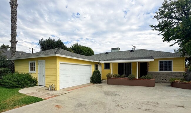 4 Bdrm/2 Bath Home w/Garage and Yard in Fu... - 4 Bdrm/2 Bath Home w/Garage and Yard in Fu...