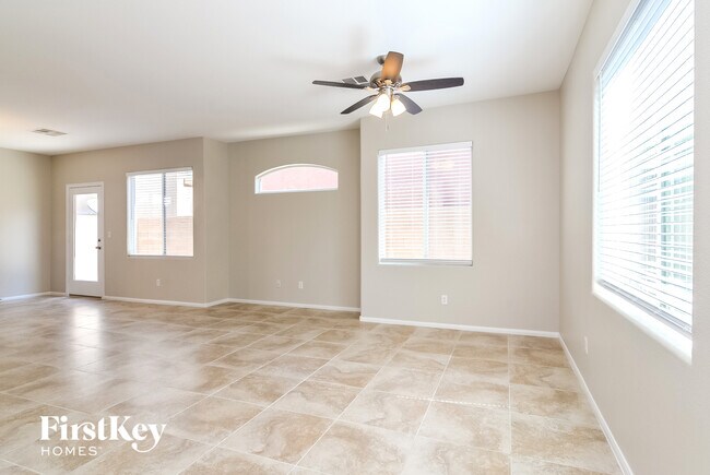 Foto del edificio - 624 Summit Valley Ln