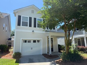 Building Photo - 230 Larissa Dr