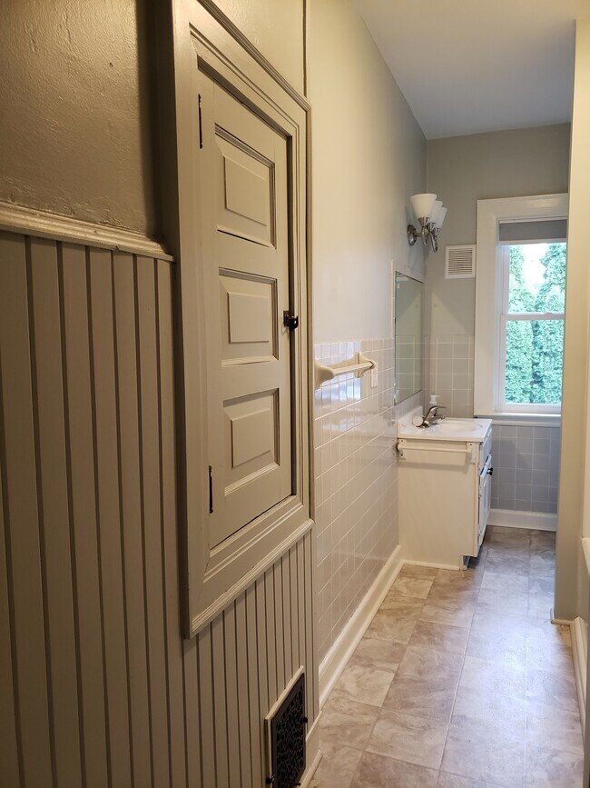 Baño - 454 W Wisconsin Ave