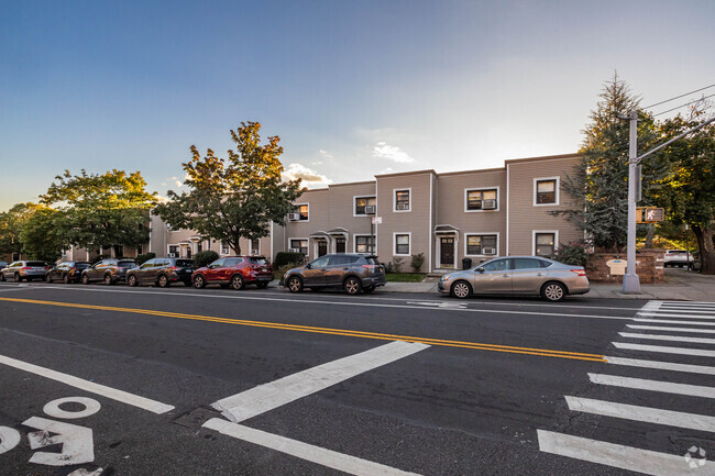 Building Photo - Kew Gardens Oasis Apartments