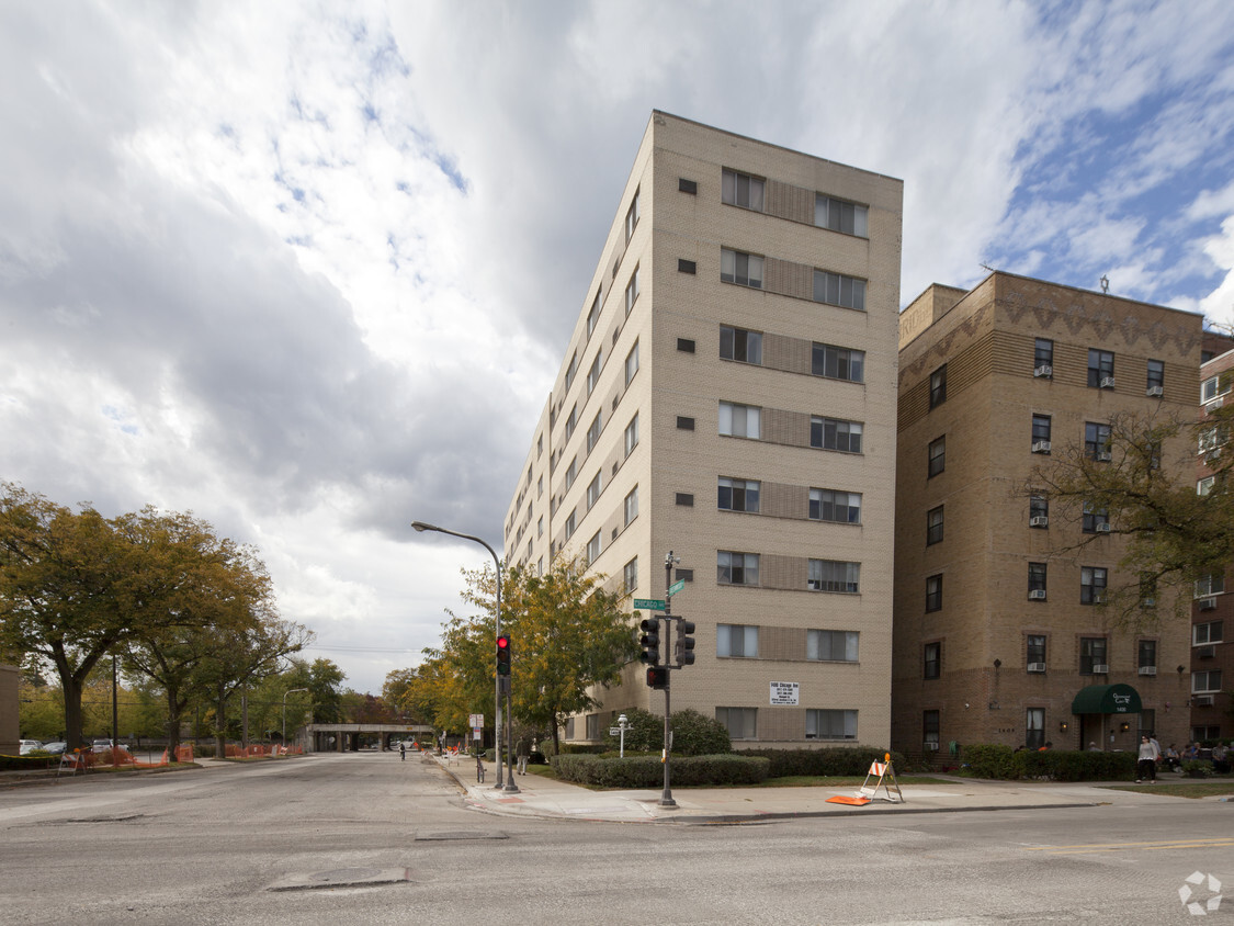 1,400 de Chicago, ¡alejado - 1400 Chicago Ave