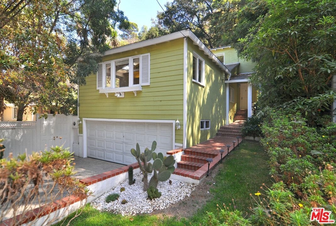 Foto principal - 8904 Wonderland Ave