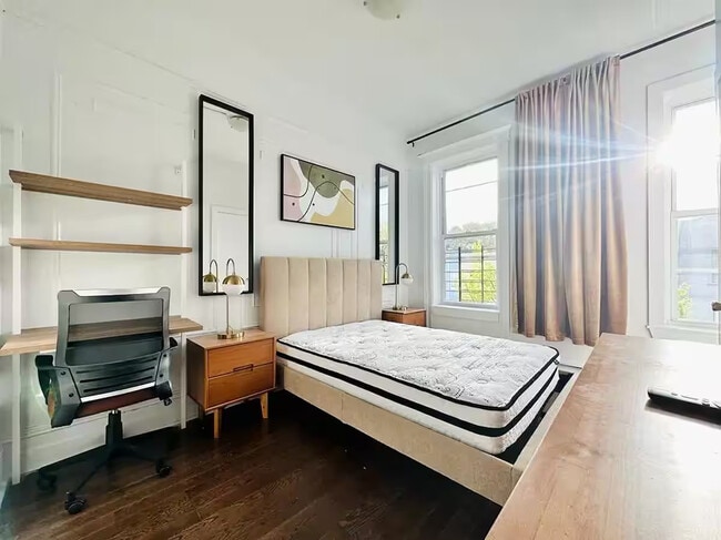 Foto del edificio - Furnished room/NOT APARTMENT