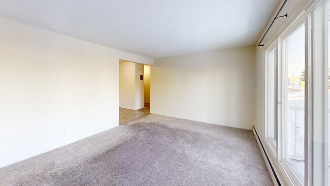 Photo du bâtiment - 9807-9108 108 Ave