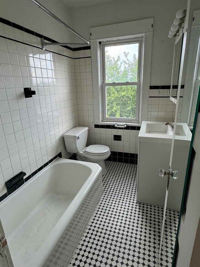 Foto del edificio - Charming 2 Bed/1 Bath Home: Ideal location...