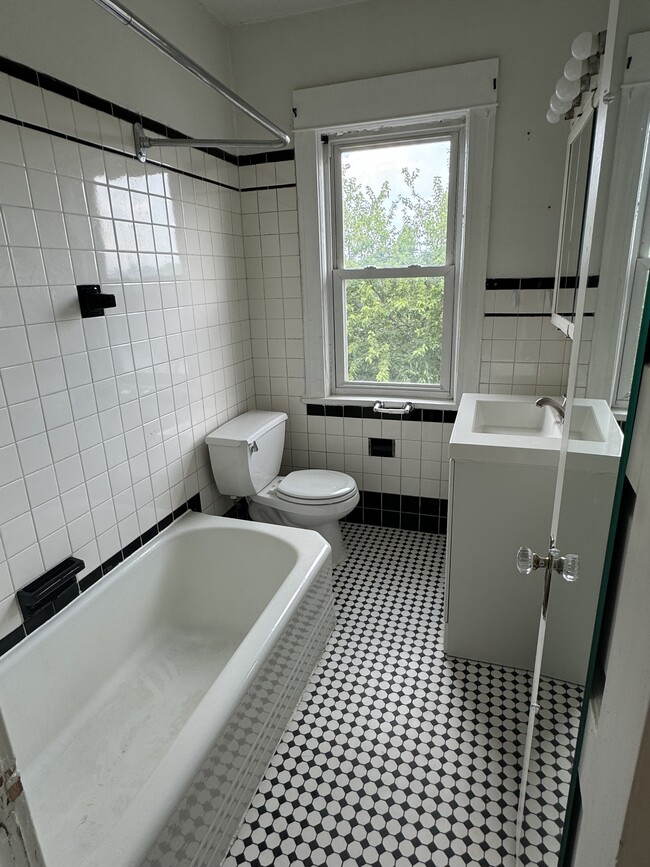 Building Photo - Charming 2 Bed/1 Bath Home: Ideal location...