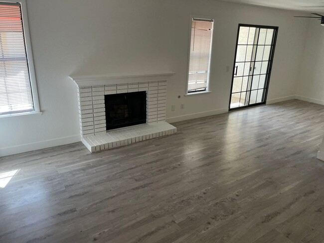 Foto del edificio - Experience easy living in this bright and ...