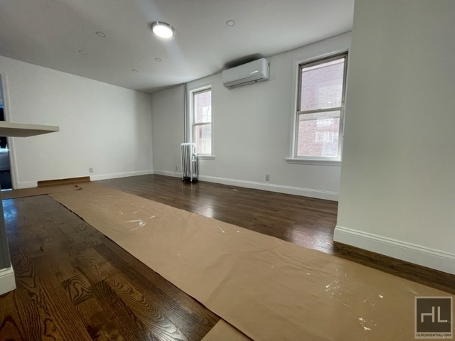 Building Photo - Newly Renovated, Beautiful 3 Bedroom Apt i...