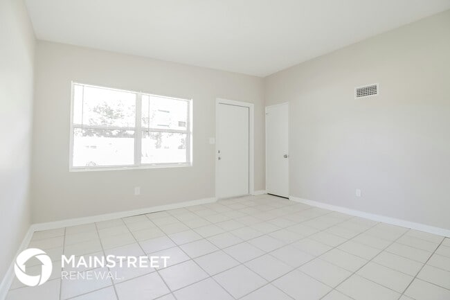 Building Photo - 320 N Hilltop Dr